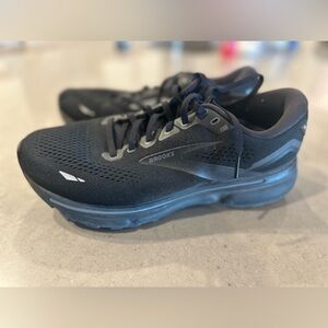 Men’s black on black Brooks Ghost 15 - 9.5 Extra Wide (4E)